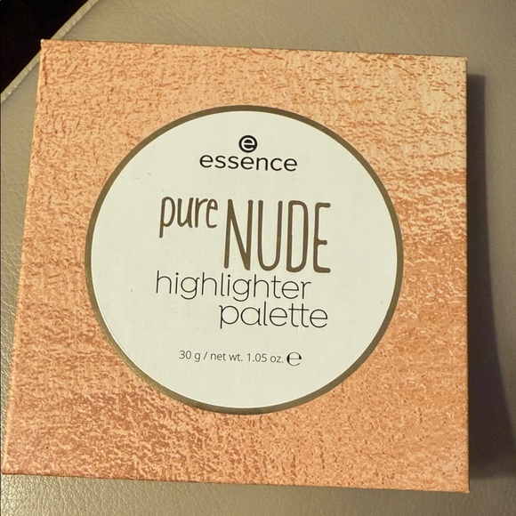 Essence Pure Nude Highlighter Palette - Picture 1 of 3